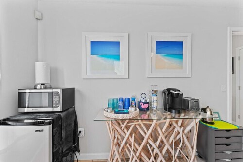Breezy Retreat!Walk to Beach!Bikes!Near Mayo too!