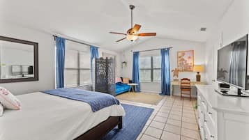 1 slaapkamer, een bureau, een strijkplank/strijkijzer, wifi