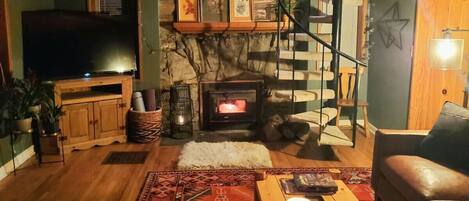 Televisión y chimenea