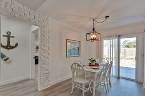 Dining - Tres Palmas!Renovated Pool Home Near Mayo & Beach! (Jacksonville)