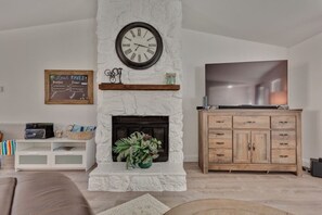 TV - Tres Palmas!Renovated Pool Home Near Mayo & Beach! (Jacksonville)