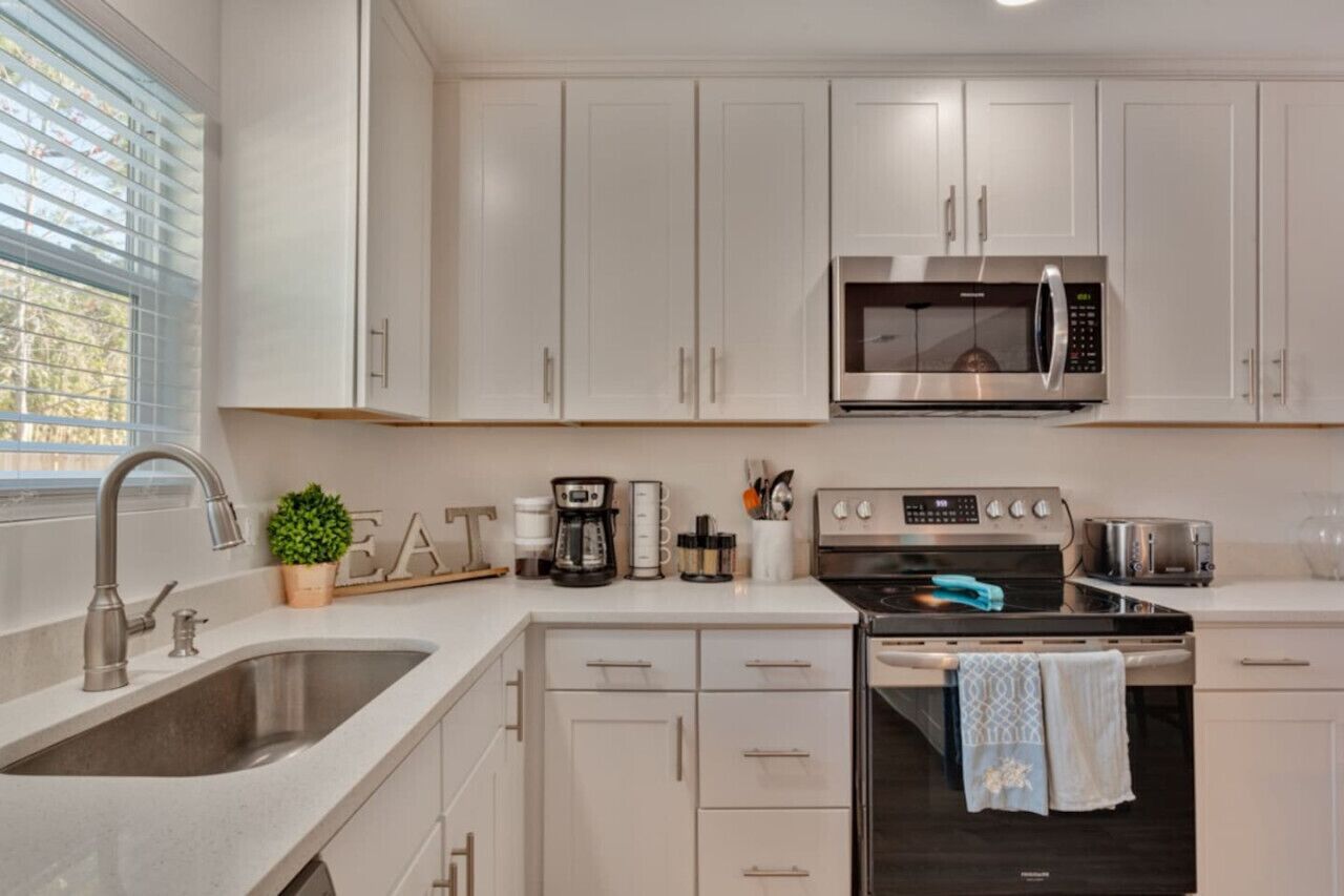 Kjøleskap, mikrobølgeovn, ovn og kokeplater