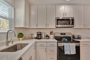 Fridge, microwave, oven, stovetop - Tres Palmas!Renovated Pool Home Near Mayo & Beach! (Jacksonville)