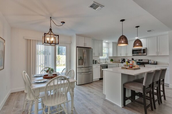 Fridge, microwave, oven, stovetop - Tres Palmas!Renovated Pool Home Near Mayo & Beach! (Jacksonville)