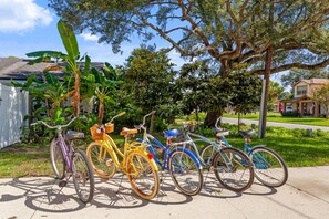 Property grounds - Palm Breeze: Beach, Bikes, Game Room, Firepit! (Jacksonville Beach)