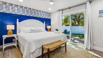 4 habitaciones, escritorio y tabla de planchar con plancha