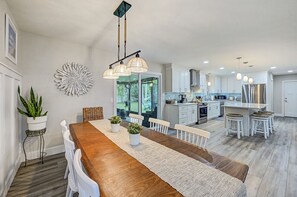 Dining - Palm Breeze: Beach, Bikes, Game Room, Firepit! (Jacksonville Beach)