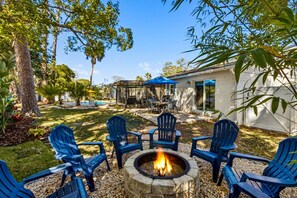 Terrace/patio - Palm Breeze: Heated Pool, Beach, Bikes, Game Room, Firepit! (Jacksonville Beach)