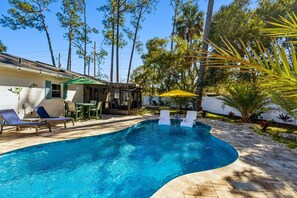 Pool - Palm Breeze: Heated Pool, Beach, Bikes, Game Room, Firepit! (Jacksonville Beach)
