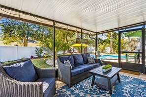TV, ping pong, stereo - Palm Breeze: Heated Pool, Beach, Bikes, Game Room, Firepit! (Jacksonville Beach)