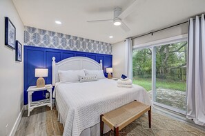 4 bedrooms, desk, iron/ironing board, travel cot - Palm Breeze: Beach, Bikes, Game Room, Firepit! (Jacksonville Beach)