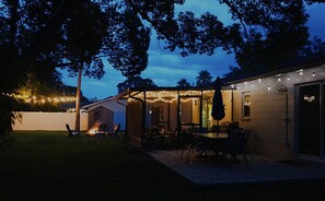 Outdoor dining - Palm Breeze: Beach, Bikes, Game Room, Firepit! (Jacksonville Beach)