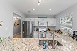 Fridge, microwave, oven, stovetop - Steps 2 Sand! Bch amenities, yard, rooftop & games (Jacksonville Beach)