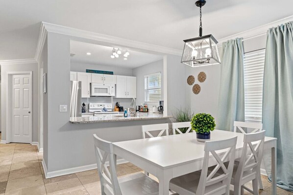 Dining - Steps 2 Sand! Bch amenities, yard, rooftop & games (Jacksonville Beach)