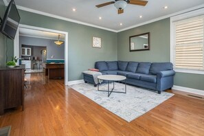 テレビ、卓球台