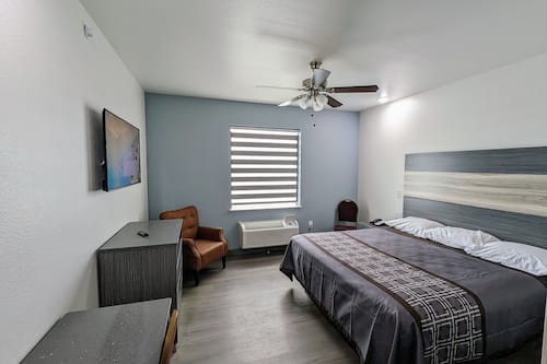 Comfort Single Room | Premium bedding, individually decorated, individually furnished, desk