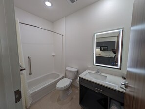 Economy eenpersoonskamer | Badkamer | milieuvriendelijk toiletgerief, handdoeken, zeep, shampoo