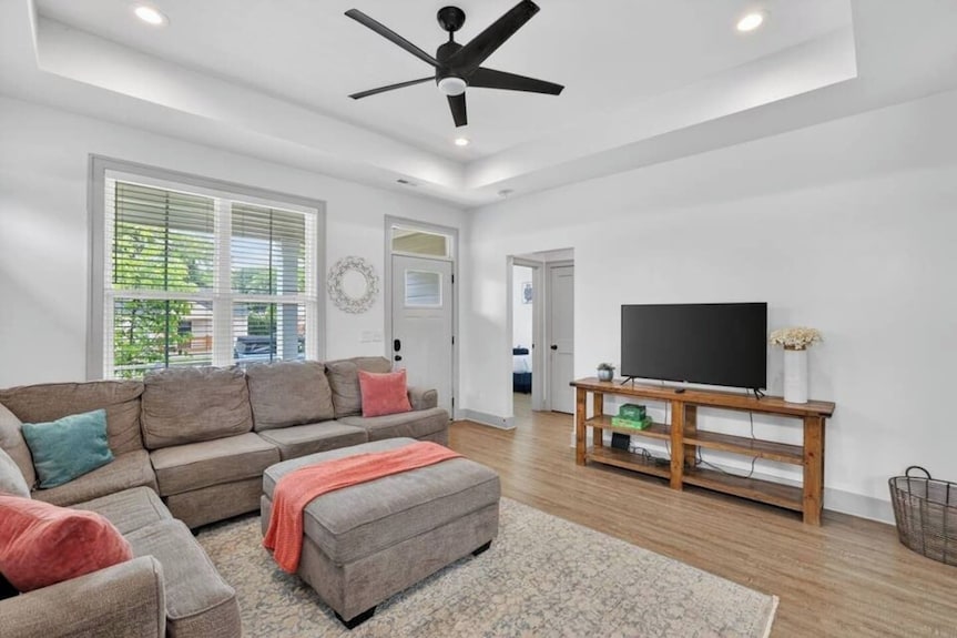 Two Homes, One Booking | Sleeps 20 | 6br/4ba Chattanooga Compound | Hot Tub · Pool Table - Chattanooga, TN