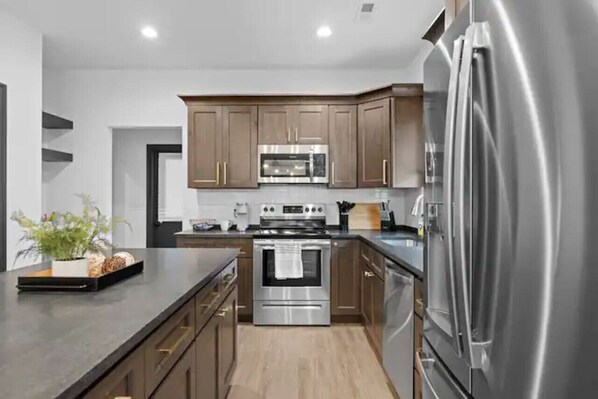 Køleskab, mikrobølgeovn, ovn, kogeplade