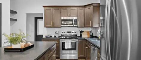 Frigorífico, microondas, horno y placa de cocina