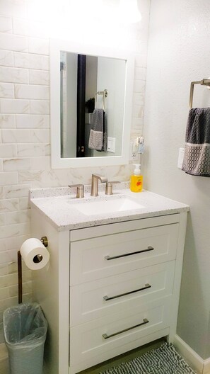 Dusche, Handtücher, Seife, Toilettenpapier