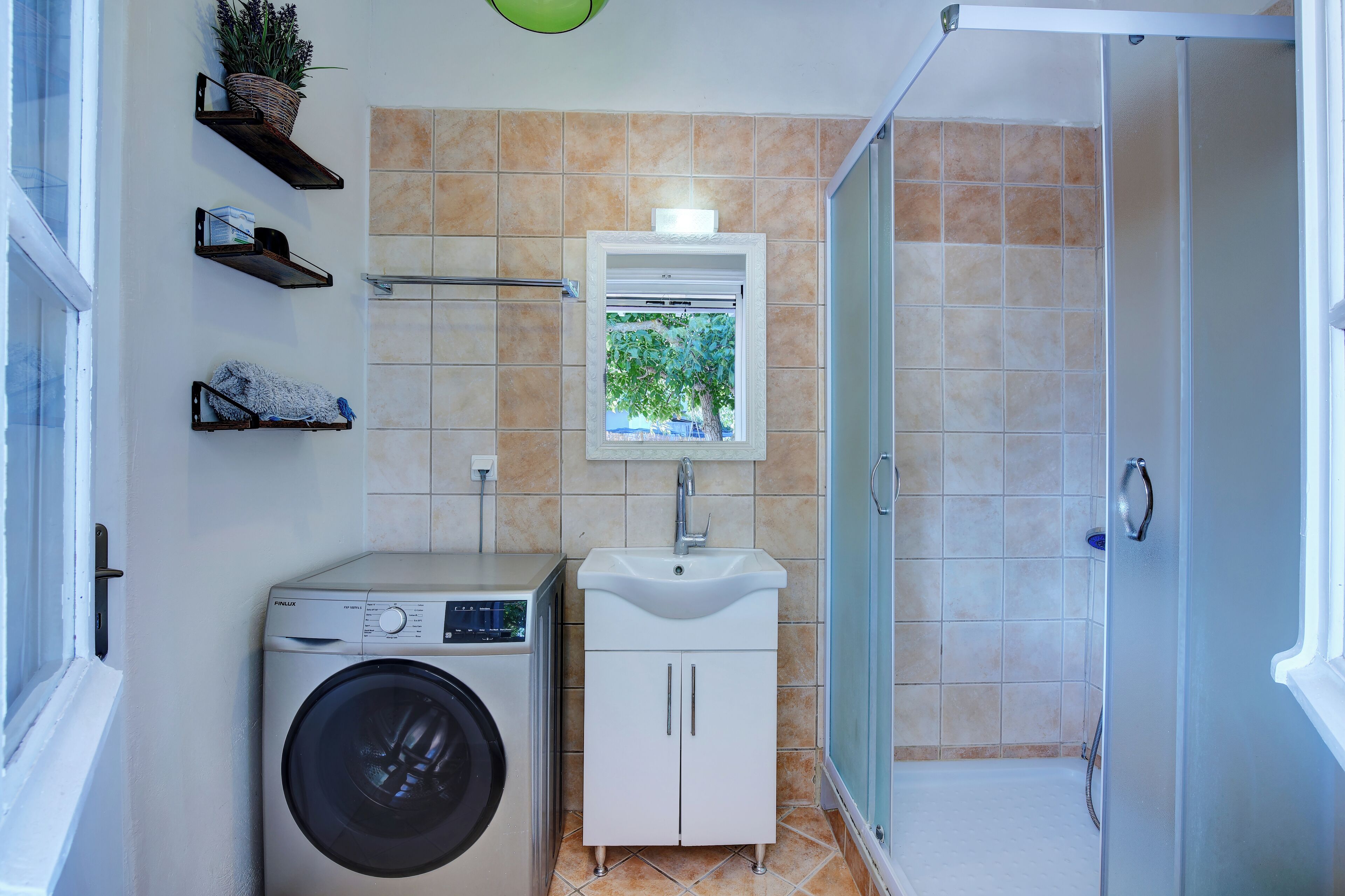 Douche, sèche-cheveux, serviettes fournies, papier toilette