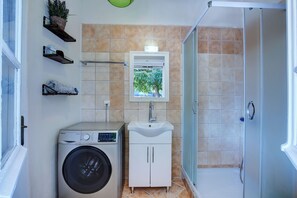 Bruser, hårtørrer, håndklæder, Toiletpapir