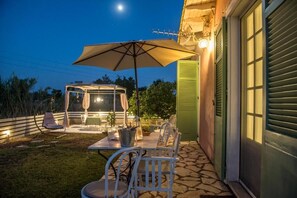 Outdoor dining - Ailanto Relaxing House (Καριώτες)