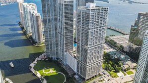 Un ensemble immobilier composé d’immeubles de grande hauteur, dont plusieurs gratte-ciel, d’un port de plaisance et d’un espace paysager agrémenté d’un espace vert circulaire.
