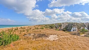 A coastal landscape with houses, a beach, and a clear sky. - Ferienwohnung Dierhagen (Dierhagen (Ostseebad))