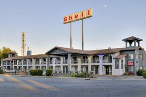 Exterior - Crossroads Inn (Sacramento)