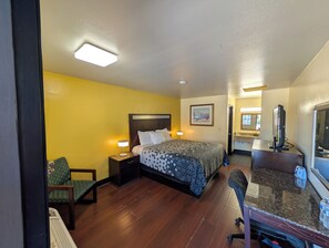 Single Room, 1 King Bed | Free WiFi, bed sheets -  Crossroads Inn - Downtown Sacramento (Sacramento)
