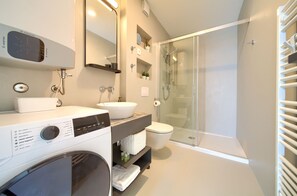Douche, séchoir à cheveux, serviettes fournies, savon