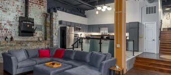 Local Discounts!-Charming Restored Schoolhouse