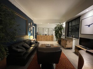 Fernseher, DVD-Player, Bücher, Videothek