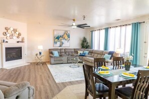 Una Smart TV, una chimenea