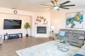 Una Smart TV, una chimenea