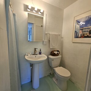 Een douche, handdoeken, zeep, shampoo