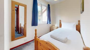 3 bedrooms, iron/ironing board, WiFi, bed sheets