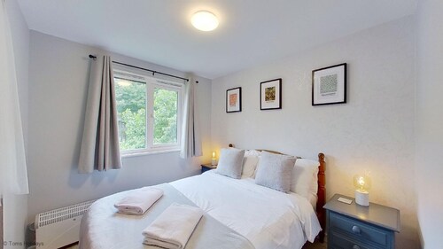 Offering comfortable living space for up to four guests within the leafy grounds of Tolroy Manor