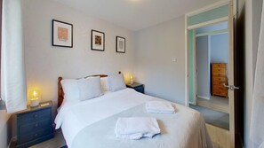 3 habitaciones, tabla de planchar con plancha, internet y ropa de cama 
