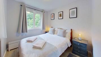 3 bedrooms, iron/ironing board, internet, bed sheets