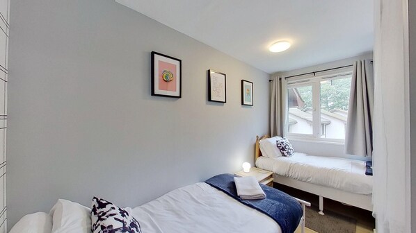 3 habitaciones, tabla de planchar con plancha, internet y ropa de cama 