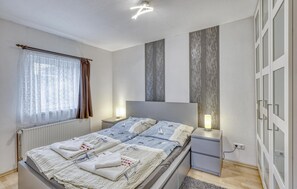 1 dormitorio, cuna de viaje, ropa de cama
