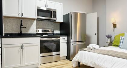 The Cardinal D / QUEEN 1BD/1BA Studio