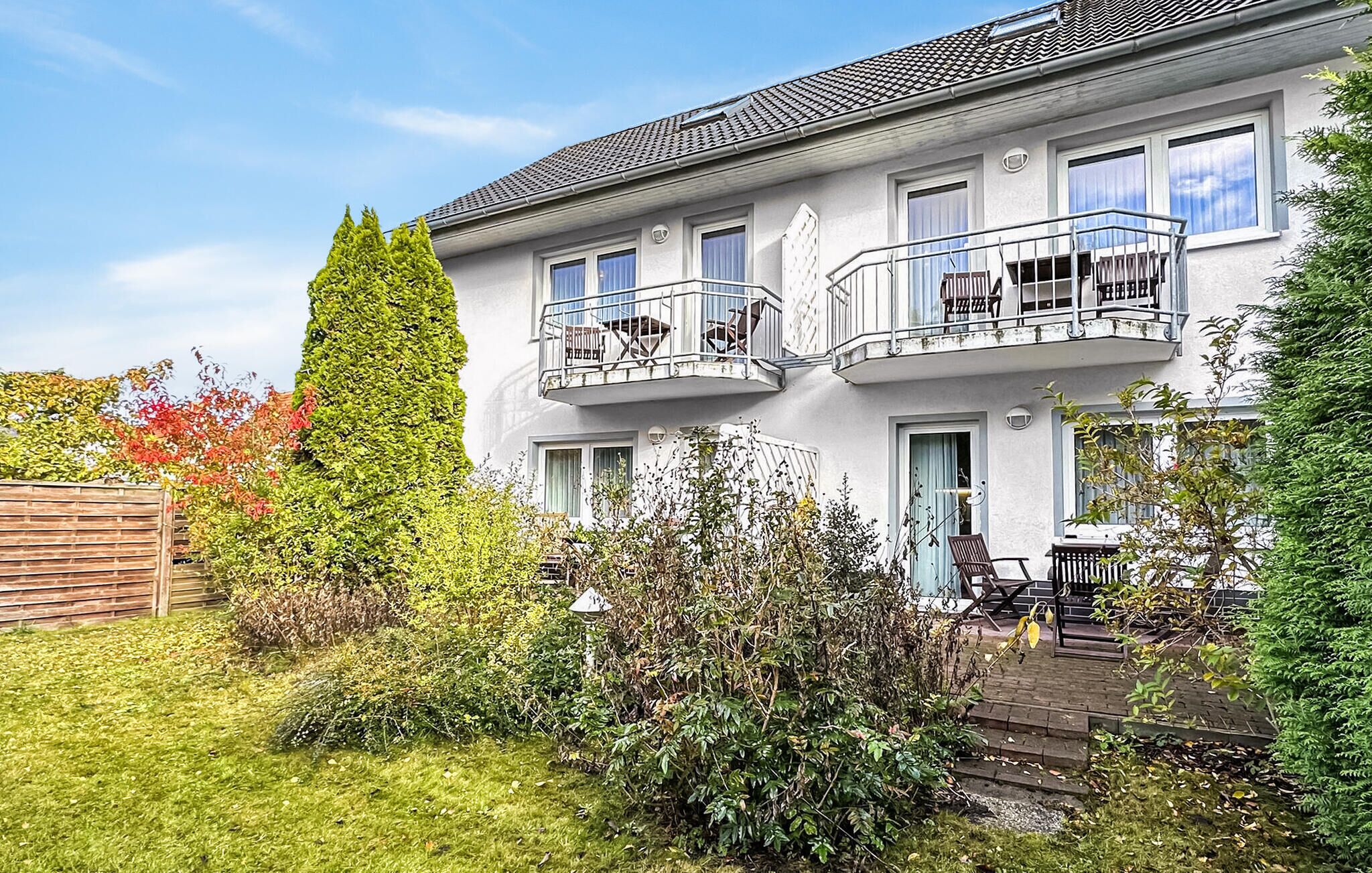 Ein zweistöckiges Gebäude mit einem Balkon im zweiten Stock.