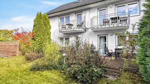 Un immeuble de deux étages doté d’un balcon au deuxième étage.