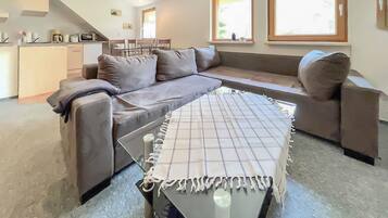 Una televisión, un reproductor estéreo