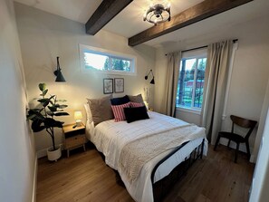 3 bedrooms, desk, iron/ironing board, WiFi - Gorgeous cabin, secluded fishing pond, swimming, paddling. Central for Daytrips! (Elma)