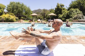 4 Außenpools, geöffnet von 07:00 Uhr bis 19:00 Uhr, Sonnenschirme